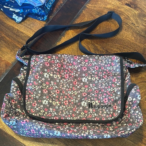 IT Luggage lightweight multipurpose bag. Floral design EUC - Picture 1 of 8